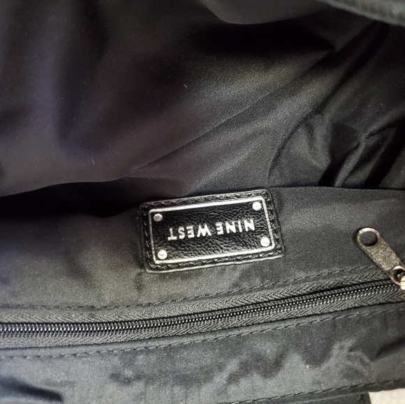 NWT Nine West cream and black triple compartment purse with magnetic closure - Picture 8 of 9